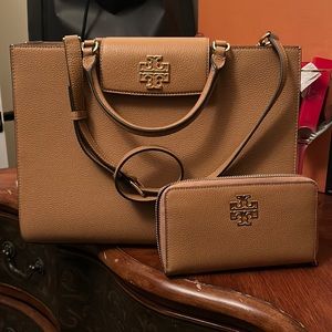 New authentic Large Britten 14” Tori Burch handbag with matching wallet in Tan